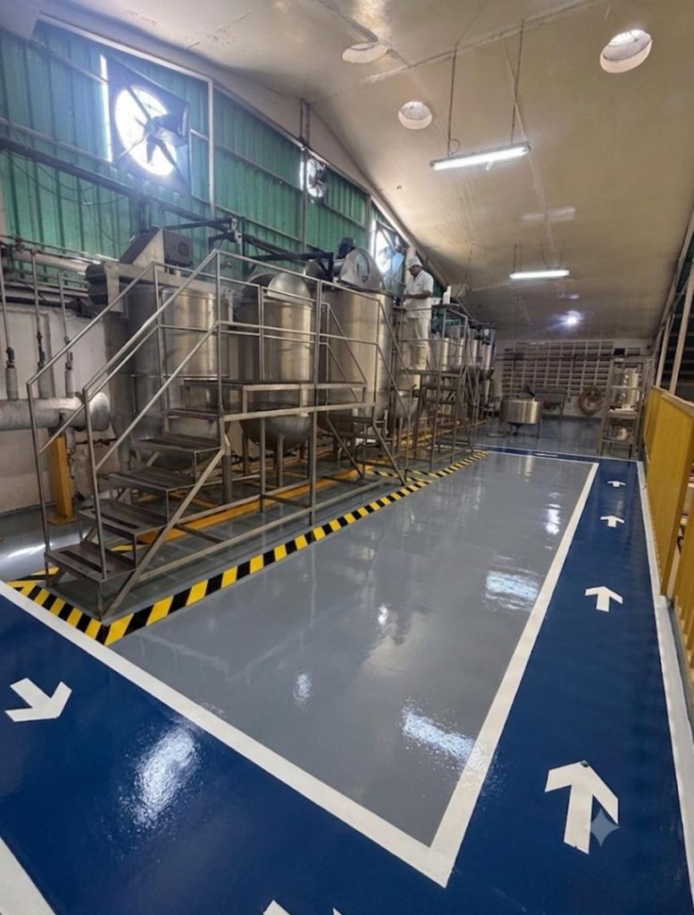 Zona de proceso con tanques de acero inoxidable en la planta de Maracay